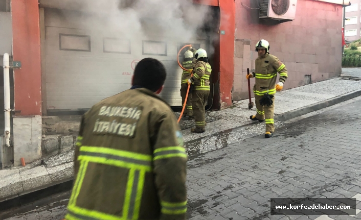 Bandırma'da PTT kargo bölümü böyle yandı