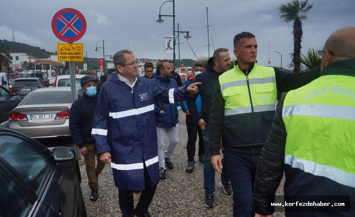 Fırtına Ayvalık'ı 80 km'lik hızla vurdu