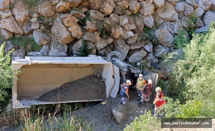 Maden taşıyan kamyon uçuruma  yuvarlandı