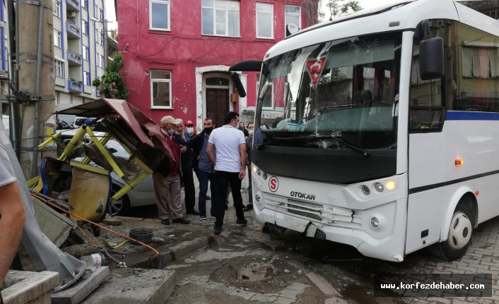 Mobese direğine çarparak duran midibüs korkuttu