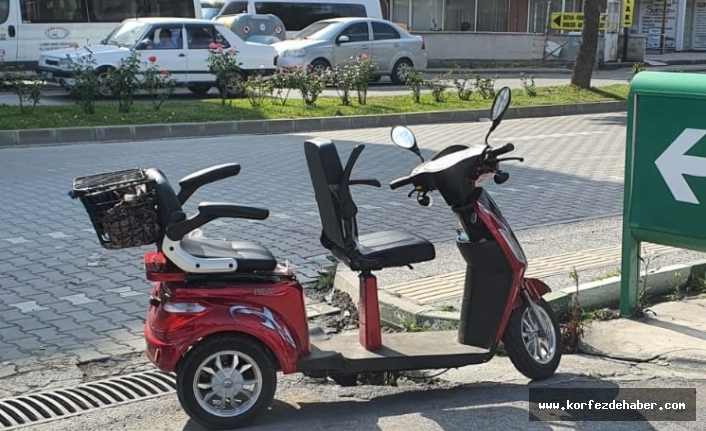 Yaşlı kadın elektrikli bisikletten düştü