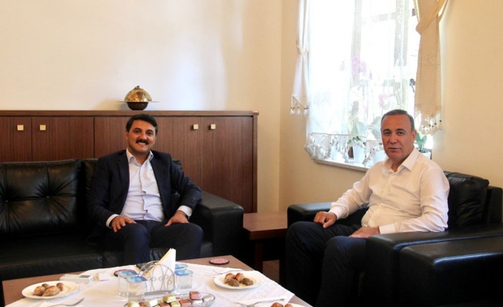 AK Parti Siirt Milletvekili Osman Ören, Edremit Kaymakamı Turgay Ünsal’ı ziyaret etti.