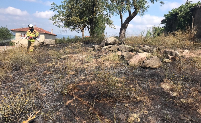 Arazi yangını büyümeden söndürüldü