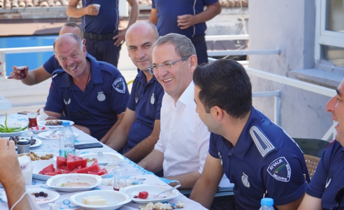 Başkan Mesut Ergin bayramlaşma programına zabıta personelleri ile kahvaltı ederek başladı.