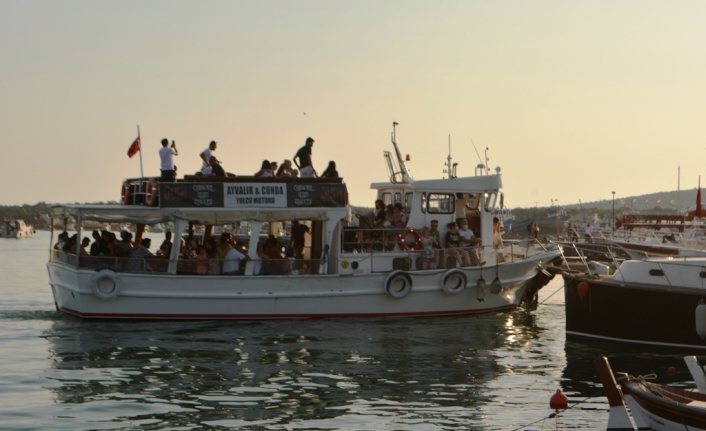 Cunda Adası bayram arifesinde doldu taştı