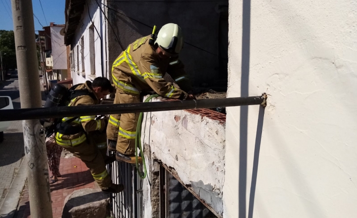 Akçay ve Edremit İbrahimce'de yanan çatıları itfaiye ekipleri söndürdü