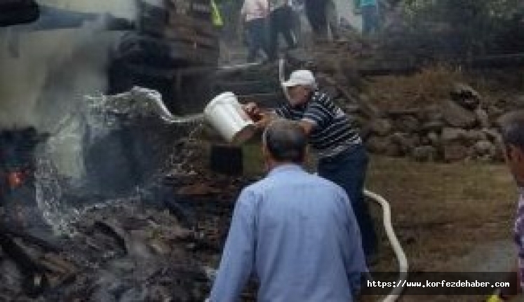 Böyle dayanışma görülmedi. Yangını gören kovalarla koştu