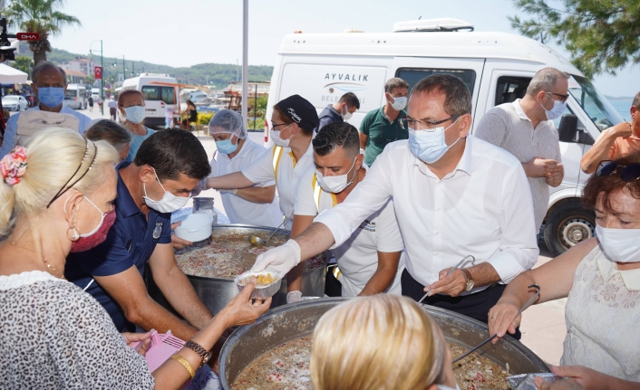 Başkan Ergin aşure dağıttı