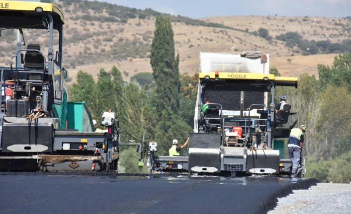 Büyükşehir, şehrin dört bir yanında yolları yeniliyor