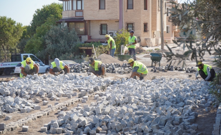 Cunda'nın Yolları'na Granit Küp Taş