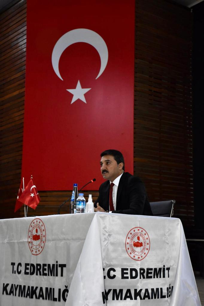Edremit Kaymakamı Turgay Ünsal başkanlığında İlçe İdare Şube Başkanları Toplantısı ile Yatırım Değerlendirme Toplantısı bir arada gerçekleştirildi.