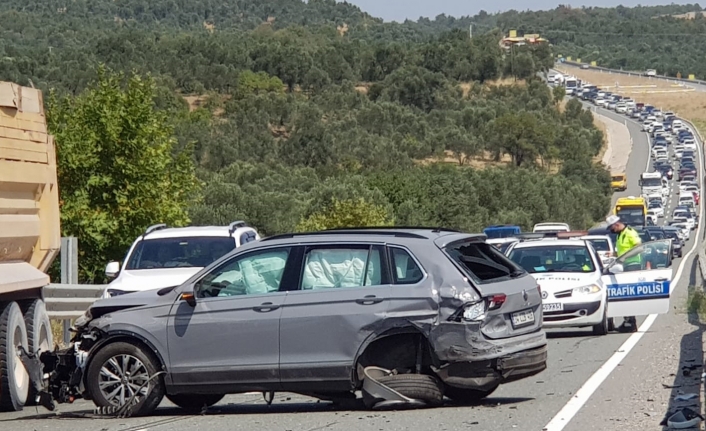 Havran’da ucuz atlatılan kazada 2 km’lik araç kuyruğu oluştu