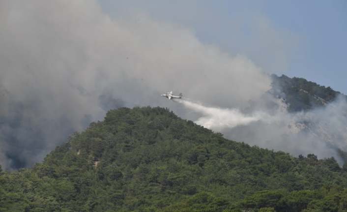 Kazdağları'nda orman yangınına 17 helikopter ile müdahale ediliyor