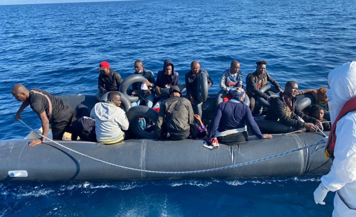 Yunanistan ittiği 20 göçmeni Türk Sahil Güvenlik ekipleri kurtardı
