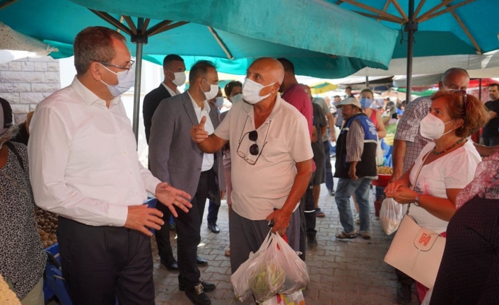 Ayvalık Belediye Başkanı Mesut Ergin, Altınova Pazaryeri'nde pazarcı esnafıyla ve alışveriş yapan vatandaşlarla sohbet etti