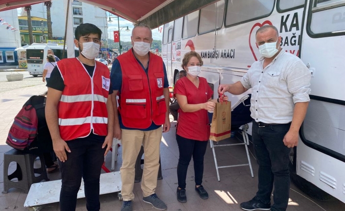 Ayvalık Kızılay'dan kan bağışçısı Ekinak’a gümüş madalya   