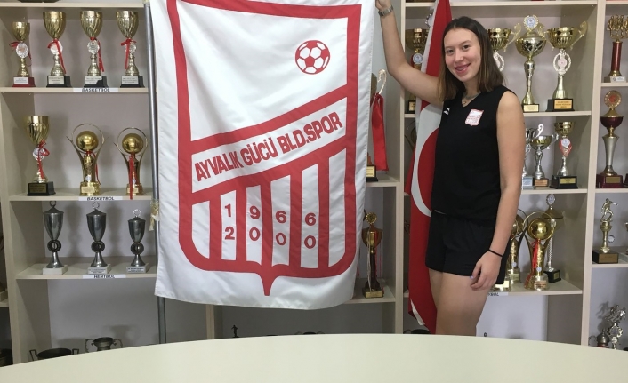 Ayvalıkgücü Belediyespor Nidanur’u renklerine bağladı