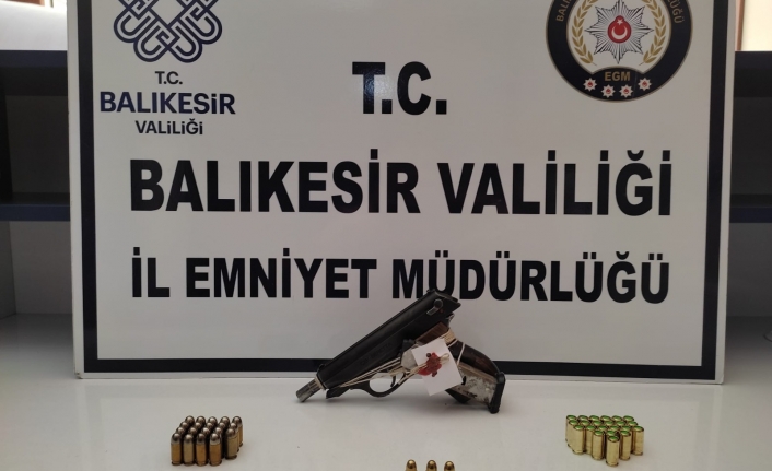 Balıkesir'de polis 12 aranan kişiyi sıkı takip sonucu yakaladı