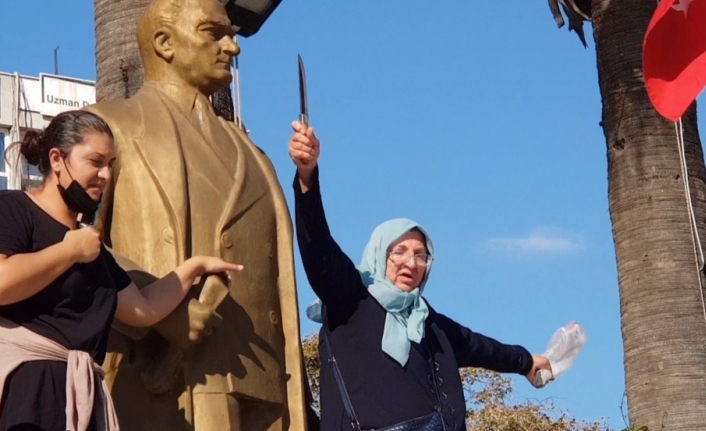 Edremit'te bıçakla Ataturk büstüne çıktılar