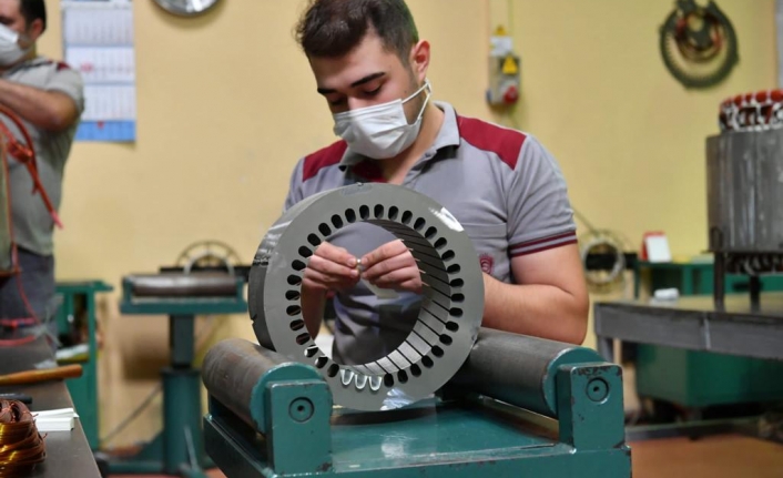 Vali Şıldak, İŞBİR Elektrik Fabrikası'nda incelemelerde bulundu