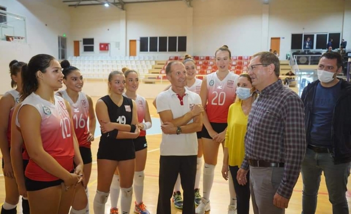 Ayvalıkgücü Belediyespor Voleybolda Doludizgin