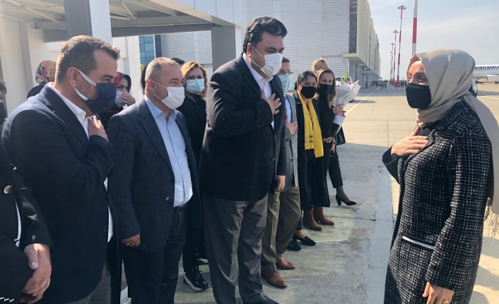 Dr.Leyla Şahin Usta Edremit Havalimanı'na indi, Balıkesir'e geçti.