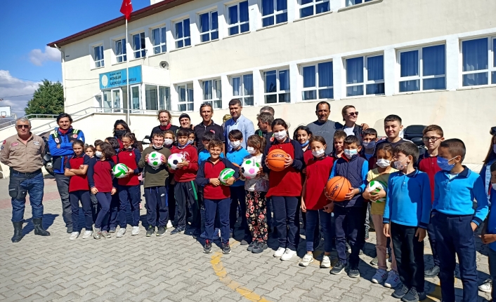 Motor tutkunlarından okula basketbol, futbol ve voleybol topu