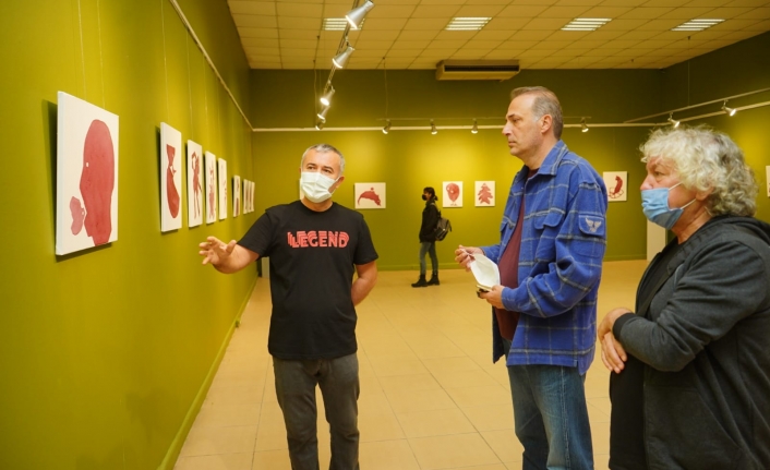 Mustafa Çapar resim sergisi Ayvalık Orhan Peker Sanat Galerisi’nde açıldı.