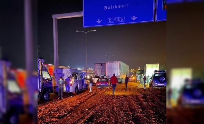 Son Dakika: Susurluk'ta korkunç kaza: Yola dökülen salçalar karayolunu buz pistine çevirdi.