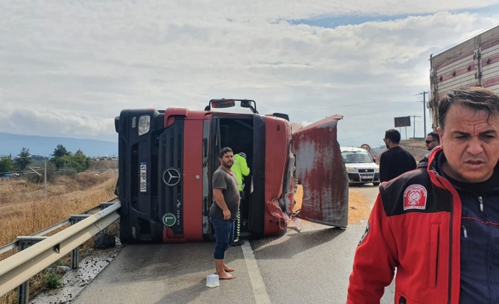 Susurluk'ta kazada karayoluna tahıllar dağıldı