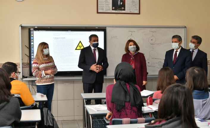 Vali Şıldak, Şehit Turgut Solak Fen Lisesi’ni ziyaret etti