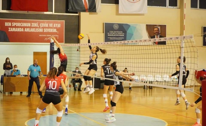 Voleybolda Ayvalık kazandı