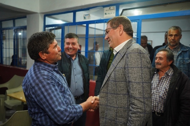 Ayvalık Belediye Başkanı Ergin, mahalle ziyaretlerinde coşkuyla karşılanıyor