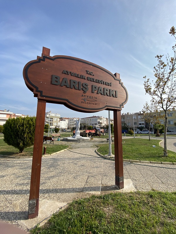 Ayvalık’ta Barış Parkı’na barışın simgesi güvercin heykeli