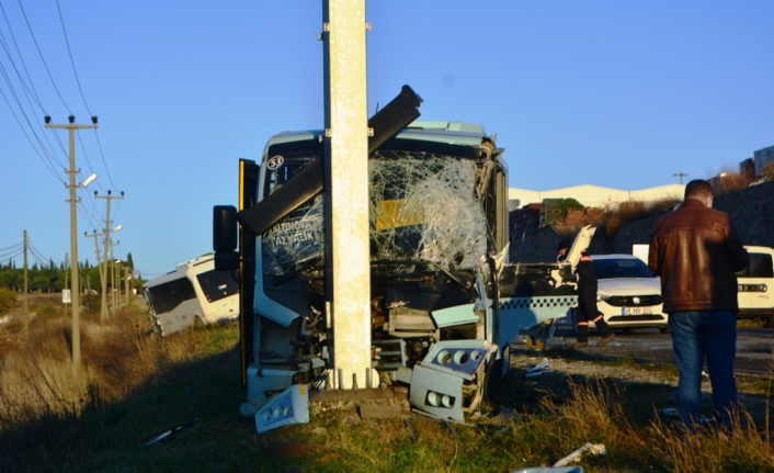 Ayvalık’ta minibüsler çarpıştı ortalık savaş alanına döndü