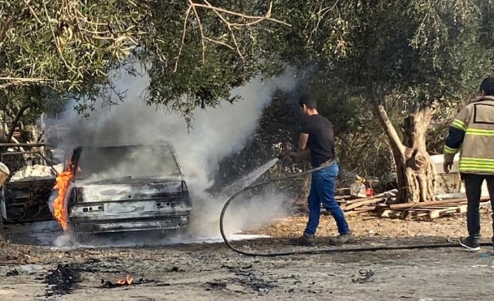 Balıkesir itfaiyesi her yere koşuyor. Küçükkuyu'da park halinde alev alan aracı söndürdü