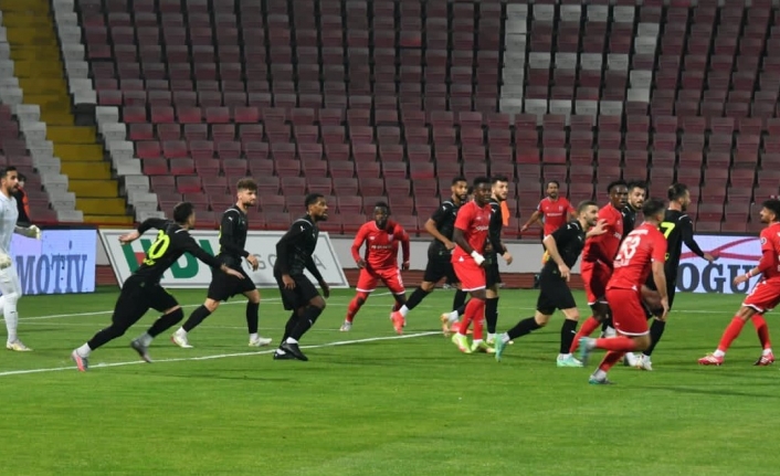 Balıkesirspor ile Manisa FK ile karşılaştığı maçta  0-0 berabere kaldı.