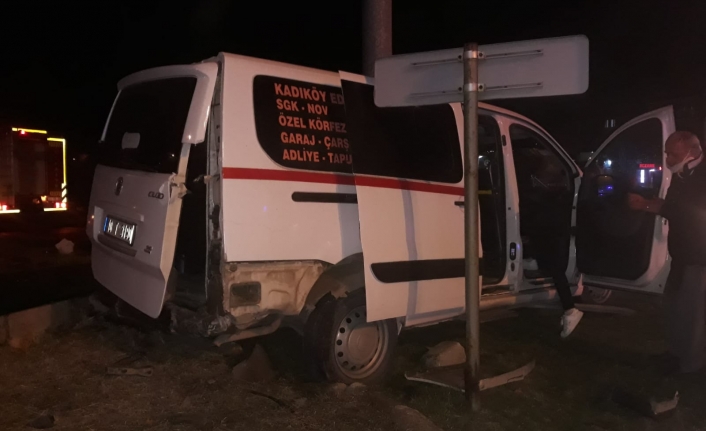 Edremit'te kaza ucuz atlatıldı. Kazada 1'i çocuk 4 kişi yaralandı.