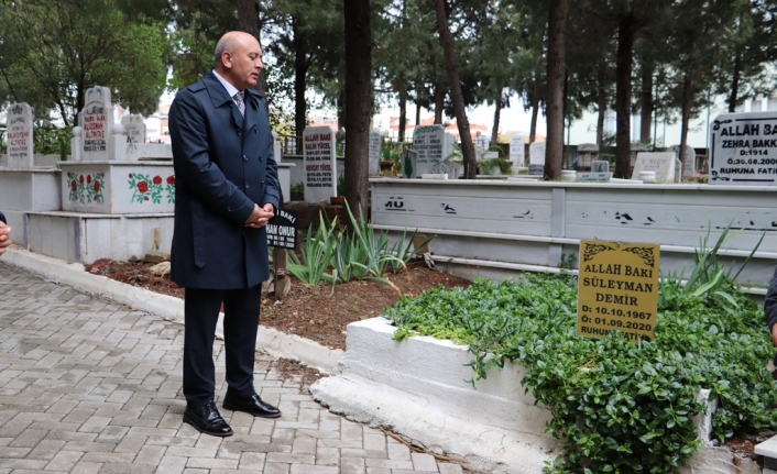 İlçe Milli Eğitim Müdürü Özbek bu yıl vefat eden öğretmenleri de unutmadı. Mezarlıkta ziyaret etti