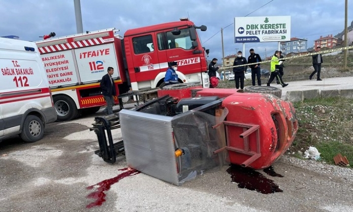 Dursunbey'de üzücü kaza: Devrilen forkliftin altında kaldı