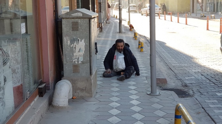Sürünerek yemek almaktan dönen yaşlı adamı polis evine götürdü  