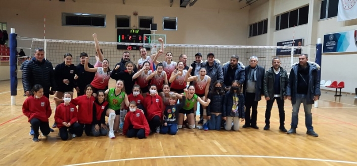 Voleybolda Ayvalık derbisini Kırmızı Şimşekler kazandı