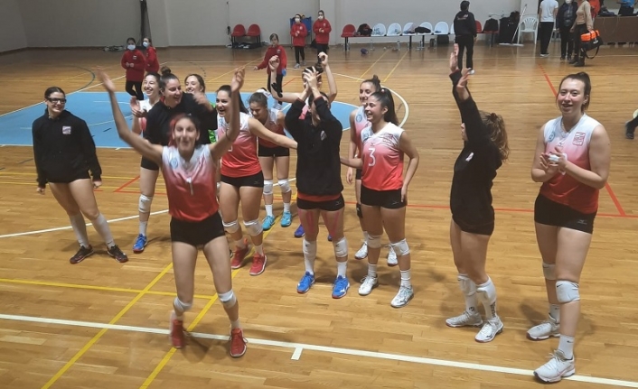 Voleybolda Kırmızı Şimşek fırtınası sürüyor