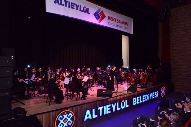 40 kişilik koro Altıeylül sakinlerine müzik ziyafeti yaşattı