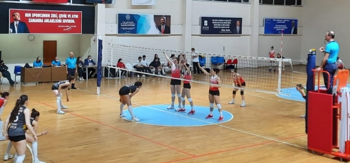 Ayvalıkgücü voleybolda dolu dizgin gidiyor