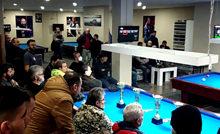 Balıkesir'deki bilardo şampiyonasında Yılmaz Özcan il birincisi oldu  