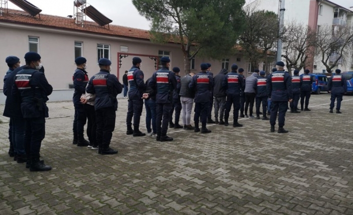 Balıkesir Jandarma uyuşturucu satıcılarının ensesinde. Bigadiç'te 12 kişiyi yakaladı