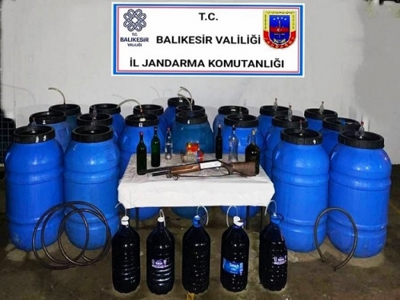 Balya'da kaçak içkileri satanlar jandarmaya yakalandılar