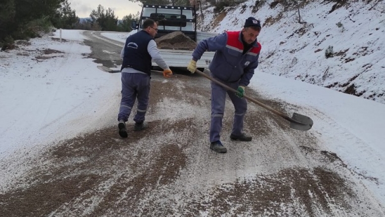 Burhaniye'de Kırsal Yolları Tuzlanıyor