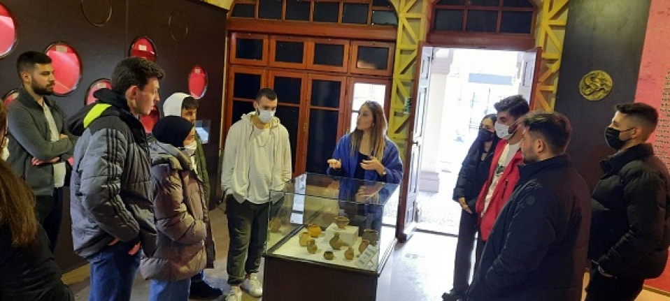 Burhaniye de MYO öğrencileri müzeyi ziyaret etti.